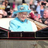 Die Jubilarin selbst saß allein in der Kutsche. Seit sich Prinz Philip im vergangenen Jahr aus dem öffentlichen Leben zurückgezogen hat, nimmt der Mann der Queen nur noch sehr selten Termine wahr. Zuletzt sah man den 96-Jährigen bei der Hochzeit von Prinz Harry und Meghan Markle. Auch Philips 97. Geburtstag nur einen Tag nach der Geburtstagsparade wird im kleinen Kreis gefeiert.