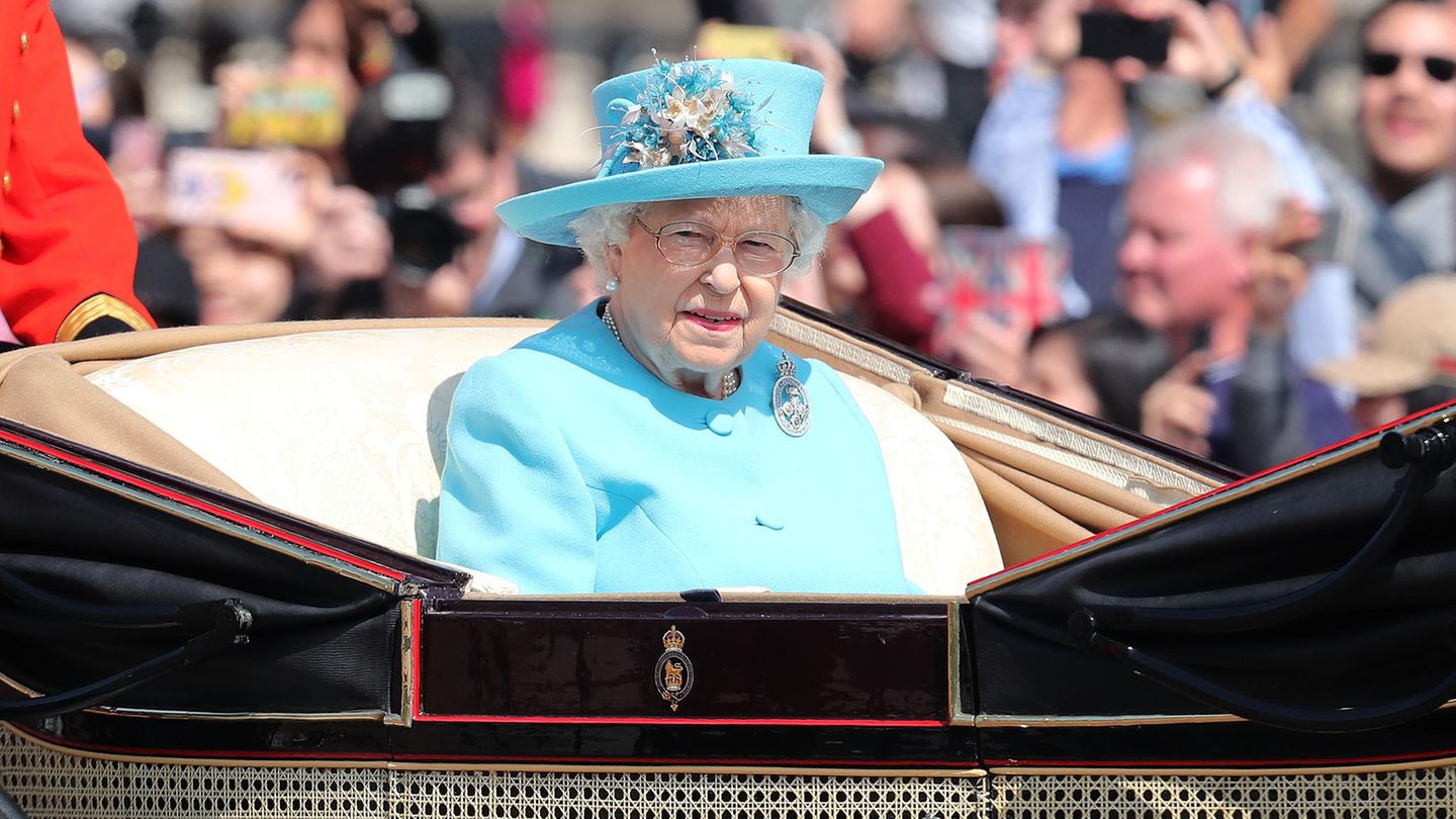 Queen Elizabeth II. Die Jubilarin selbst saß allein in der Kutsche. Seit sich Prinz Philip im vergangenen Jahr aus dem öffentlichen Leben zurückgezogen hat, nimmt der Mann der Queen nur noch sehr selten Termine wahr. Zuletzt sah man den 96-Jährigen bei der Hochzeit von Prinz Harry und Meghan Markle. Auch Philips 97. Geburtstag nur einen Tag nach der Geburtstagsparade wird im kleinen Kreis gefeiert.