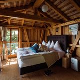 Luzern: Bootshaus mit Aussicht  Zum Seehotel Kastanienbaum gehört ein privates Bootshaus, das einen exklusiven Aufenthalt verspricht. Schon auf der Fahrt dorthin per Boot wird eine Apéro mit Schnittchen gereicht. Der Kapitän kümmert sich auch um das Barbecue und Frühstück der Gäste.