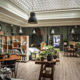 Vevey: Im Ballsaal nächtigen  Dieses Anwesen misst 400 Quadratmeter. Früher wurde hier getafelt und gefeiert, jetzt dürfen Gäste in einem Bett in der Mitte des ehemaligen Ballsaals vom Hotel Astra schlafen - ein inszenierter Raum mit Glasdachhimmel.