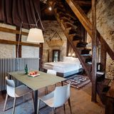 Soloturn: Im alten Wehrgemäuer  Gäste nächtigen hier in der ehemaligen Turmwächterstube in einem Wehrturm aus dem 14. Jahrhundert, dem ältesten unveränderten Bauwerks der Stadt. Ausblicke auf den Fluss Aare sind inklusive.