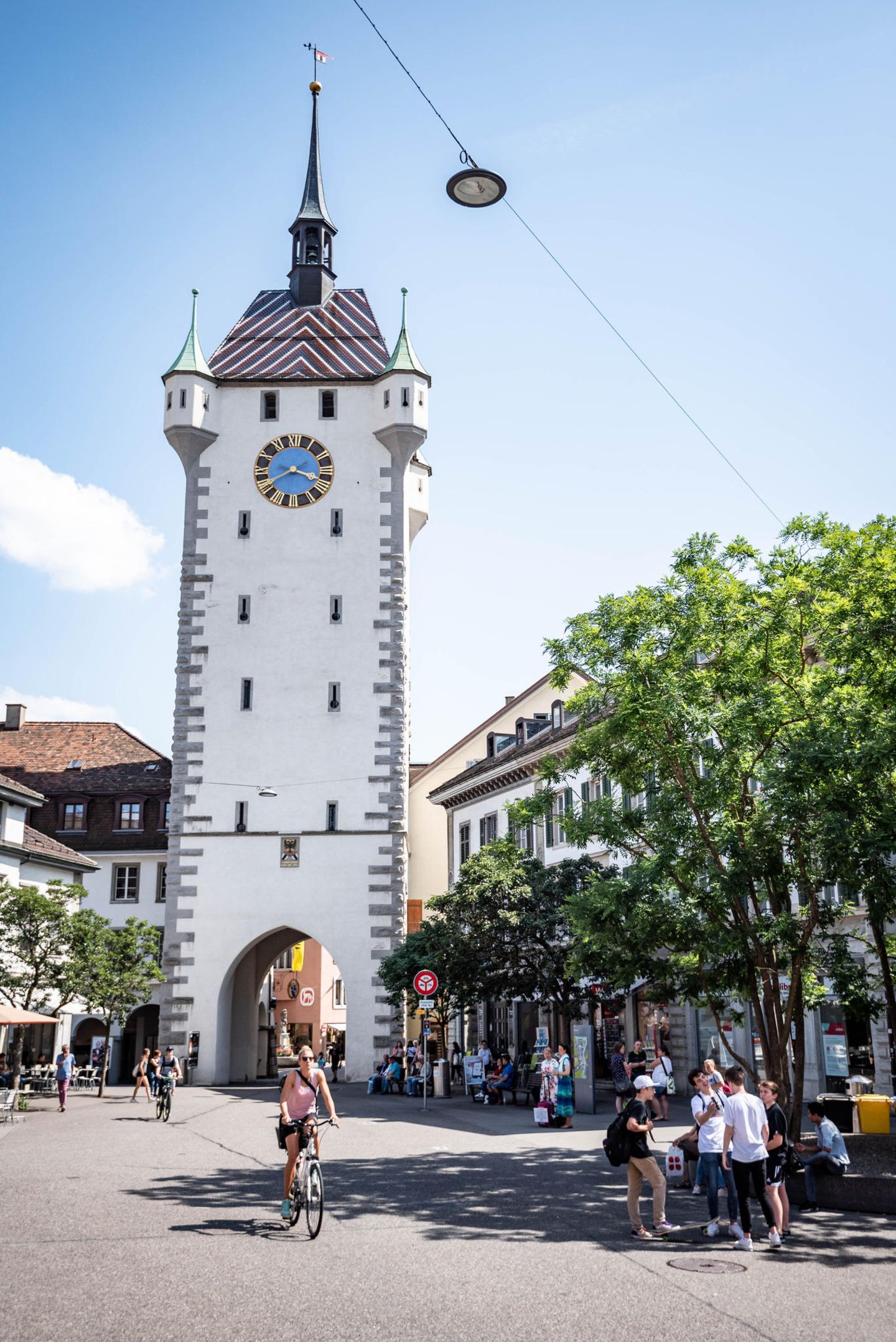 Baden: In einer Zelle im Wahrzeichen  Angeblich diente der alte Stadtturm aus dem 15. Jahrhundert noch bis 1984 als Gefängnis - jetzt steht die Tür auch Übernachtungsgästen offen. Die Espressomaschine gibt es erst seit Kurzem.