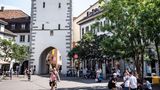 Baden: In einer Zelle im Wahrzeichen  Angeblich diente der alte Stadtturm aus dem 15. Jahrhundert noch bis 1984 als Gefängnis - jetzt steht die Tür auch Übernachtungsgästen offen. Die Espressomaschine gibt es erst seit Kurzem.