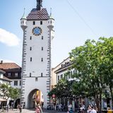 Baden: In einer Zelle im Wahrzeichen  Angeblich diente der alte Stadtturm aus dem 15. Jahrhundert noch bis 1984 als Gefängnis - jetzt steht die Tür auch Übernachtungsgästen offen. Die Espressomaschine gibt es erst seit Kurzem.