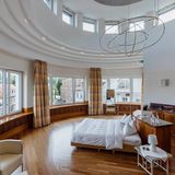 St. Gallen: Geschichtsträchtiges Turmzimmer  Von 1800 bis 1839 diente der Galli-Turm als Gefängnis. Dann wurde er abgerissen und erst während des Baus des Hotels Einstein wiedererrichtet. Seit Juni dient das Turmzimmer im Rahmen der Schweizer Pop-up-Hotels als nobles Gästezimmer.