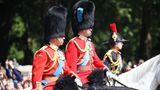 Unter den Bärenfellmützen versteckten sich Prinz Charles (l.) und Prinz William. Sie ritten ebenso wie Prinz Andrew in voller Montur hinter der Kutsche der Queen.