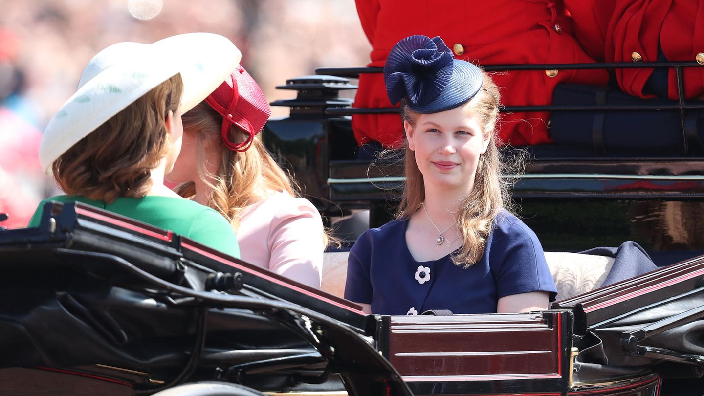Lady Louise Windsor ist die Tochter von Prinz Edward uns seiner Frau Sophie. Bekanntheit erlangte die 14-Jährige als Blumenmädchen bei der Hochzeit von Prinz William und seiner Frau Kate.