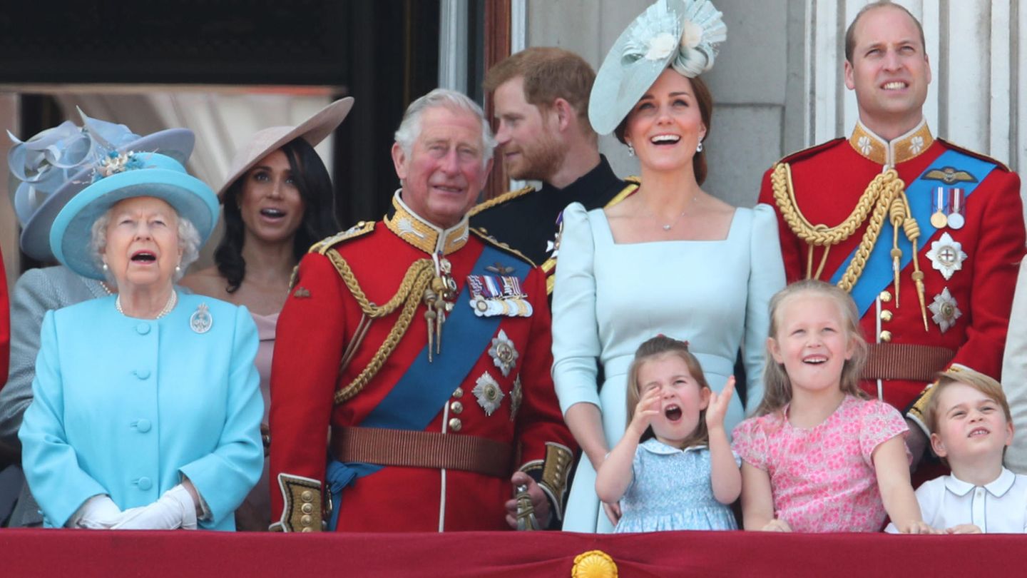 Trooping the Colour Nach der Parade zeigt sich die Königsfamilie traditionell auf dem Balkon des Buckingham Palastes und verfolgt eine Kunstflug-Show der Royal Air Force. Dazu posierten auch Prinzessin Charlotte und Prinz George, die Kinder von Prinz William und Herzogin Kate. Ihr jüngster Sohn, Prinz Louis, war nicht dabei. Zwischen Charlotte und George steht Savannah Phillips, ebenfalls eine Urenkelin der Queen.