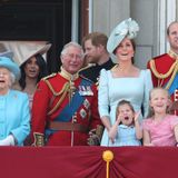 Nach der Parade zeigt sich die Königsfamilie traditionell auf dem Balkon des Buckingham Palastes und verfolgt eine Kunstflug-Show der Royal Air Force. Dazu posierten auch Prinzessin Charlotte und Prinz George, die Kinder von Prinz William und Herzogin Kate. Ihr jüngster Sohn, Prinz Louis, war nicht dabei. Zwischen Charlotte und George steht Savannah Phillips, ebenfalls eine Urenkelin der Queen.