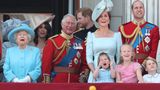 Nach der Parade zeigt sich die Königsfamilie traditionell auf dem Balkon des Buckingham Palastes und verfolgt eine Kunstflug-Show der Royal Air Force. Dazu posierten auch Prinzessin Charlotte und Prinz George, die Kinder von Prinz William und Herzogin Kate. Ihr jüngster Sohn, Prinz Louis, war nicht dabei. Zwischen Charlotte und George steht Savannah Phillips, ebenfalls eine Urenkelin der Queen.