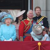 Herzogin Kate musste ihre dreijährige Tochter Charlotte trösten, die sich offenbar über etwas geärgert hatte.