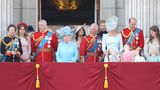 Vor allem die Kinder verrenkten sich die Hälse, um die Flugzeuge am Himmel zu sehen. Herzogin Meghan spähte aus der zweiten Reihe.