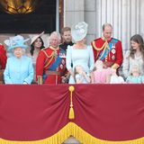 Vor allem die Kinder verrenkten sich die Hälse, um die Flugzeuge am Himmel zu sehen. Herzogin Meghan spähte aus der zweiten Reihe.