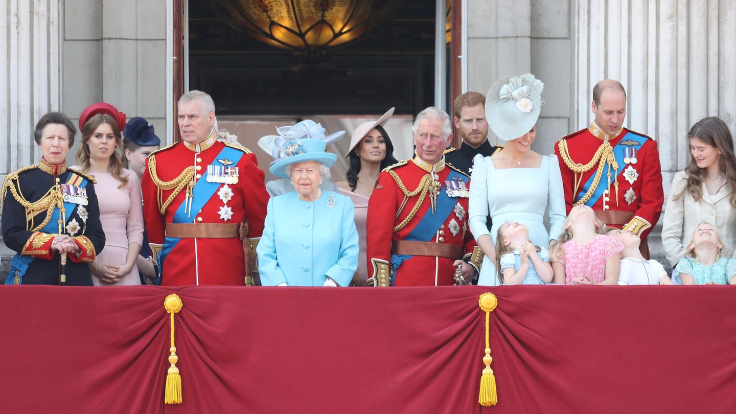 Vor allem die Kinder verrenkten sich die Hälse, um die Flugzeuge am Himmel zu sehen. Herzogin Meghan spähte aus der zweiten Reihe.