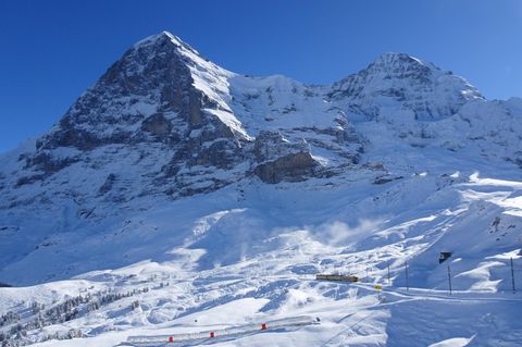 Die Jungfraubahn am Fuße der verschneiten Eiger Nordwand.