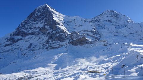 Die Jungfraubahn am Fuße der verschneiten Eiger Nordwand.