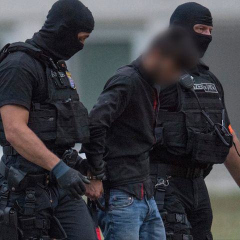 Trauer, Wut und Rechtsstaat - der Mord an Susanna spaltet das Land. Der mutmaßliche Mörder Ali B. soll vor den Haftrichter kommen