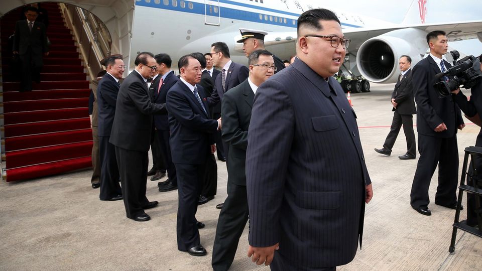 Nach der Landung in Singapur steigt Kim Jong Un aus einer Boeing 747-400 der Air China.