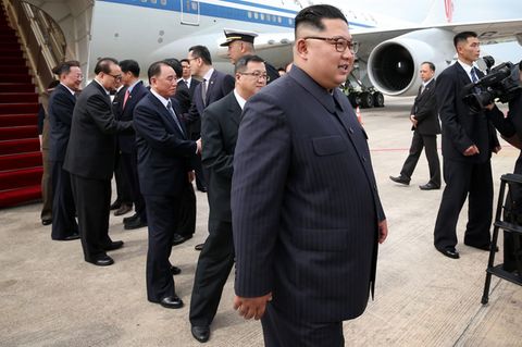 Nach der Landung in Singapur steigt Kim Jong Un aus einer Boeing 747-400 der Air China.