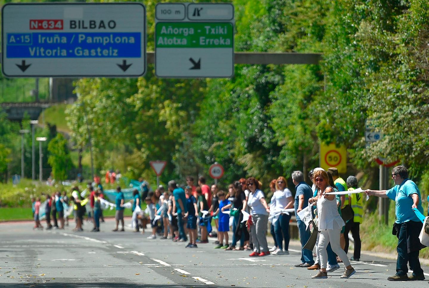 175.000 Basken haben am Samstag eine 200 Kilometer lange Menschenkette zwischen San Sebastián und Vitoria gebildet. Die Organisation "Gure esku dago" (Es liegt in unseren Händen) hatte zu der Demonstration für das Recht auf freie Selbstbestimmung aufgerufen.