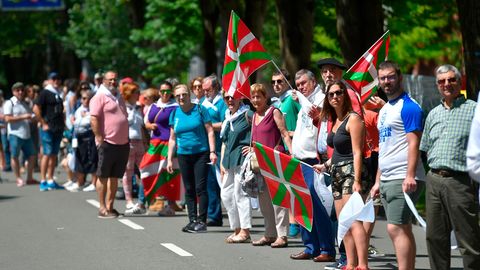175.000 Basken haben am Samstag eine 200 Kilometer lange Menschenkette zwischen San Sebastián und Vitoria gebildet. Die Organisation "Gure esku dago" (Es liegt in unseren Händen) hatte zu der Demonstration für das Recht auf freie Selbstbestimmung aufgerufen.