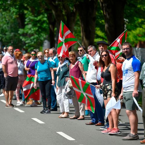175.000 Basken haben am Samstag eine 200 Kilometer lange Menschenkette zwischen San Sebastián und Vitoria gebildet. Die Organisation "Gure esku dago" (Es liegt in unseren Händen) hatte zu der Demonstration für das Recht auf freie Selbstbestimmung aufgerufen.