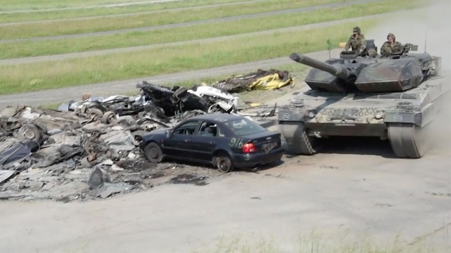 Beim Wettkampf Der Nato Panzer Im Bayerischen Grafenwohr Leopard Walzt Auto Nieder Stern De