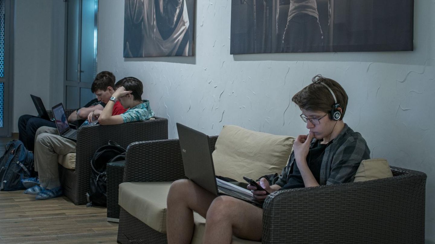 Russland: Studenten lungern auf den Fluren des Fitness-Zentrums von Innopolis herum. 
