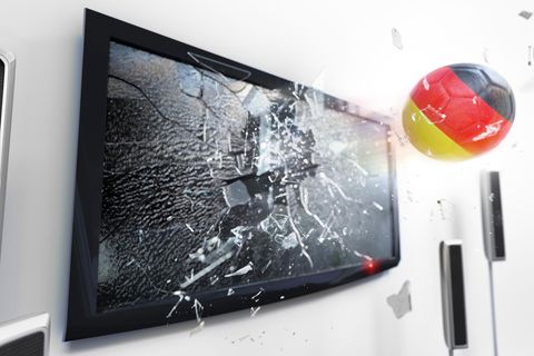 Fußball in Farben der Deutschlandflagge schießt Fernseher kaputt