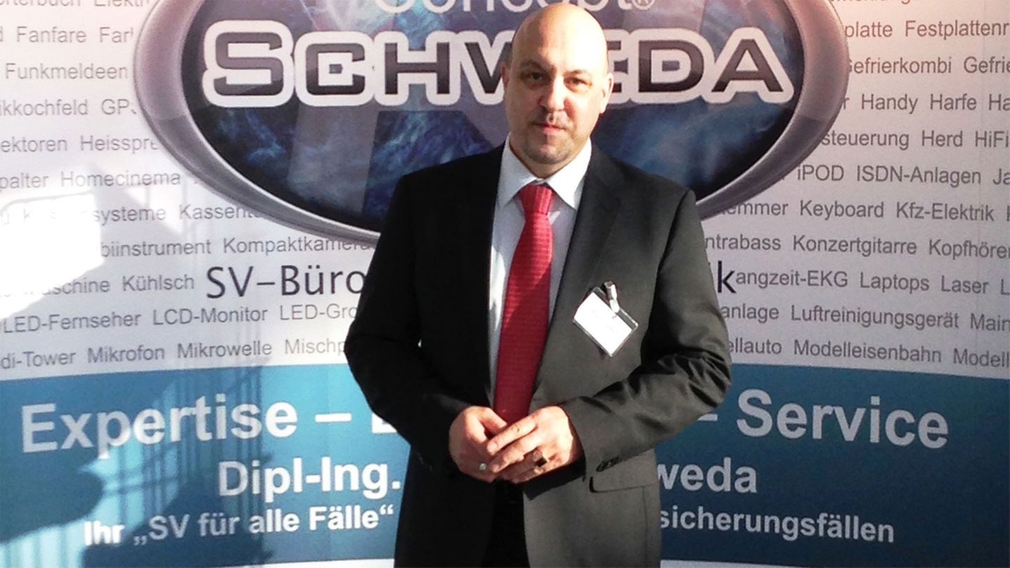 Ralph Schweda, Sachverständiger für Elektrotechnik, prüft für viele namhafte Versicherungen Schäden an Fernsehern, Smartphones, Laptops und anderen Elektrogeräten