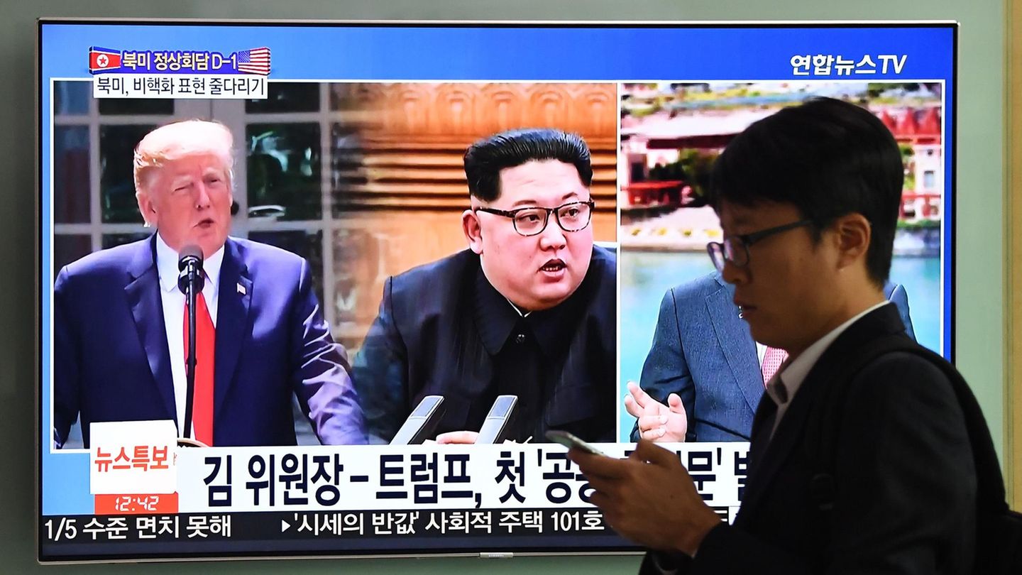 TV-Bildschirm mit Donald Trump und Kim Jong Un