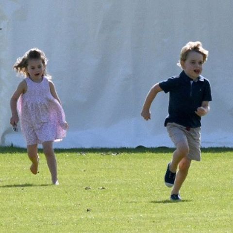 Prinz George und Prinzessin Charlotte spielen am Rande eines Polo-Turniers