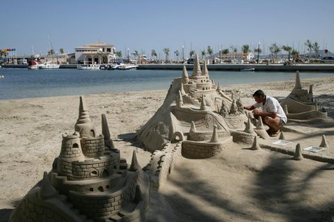 mallorca - deutscher tourist - sandburgen-bauer