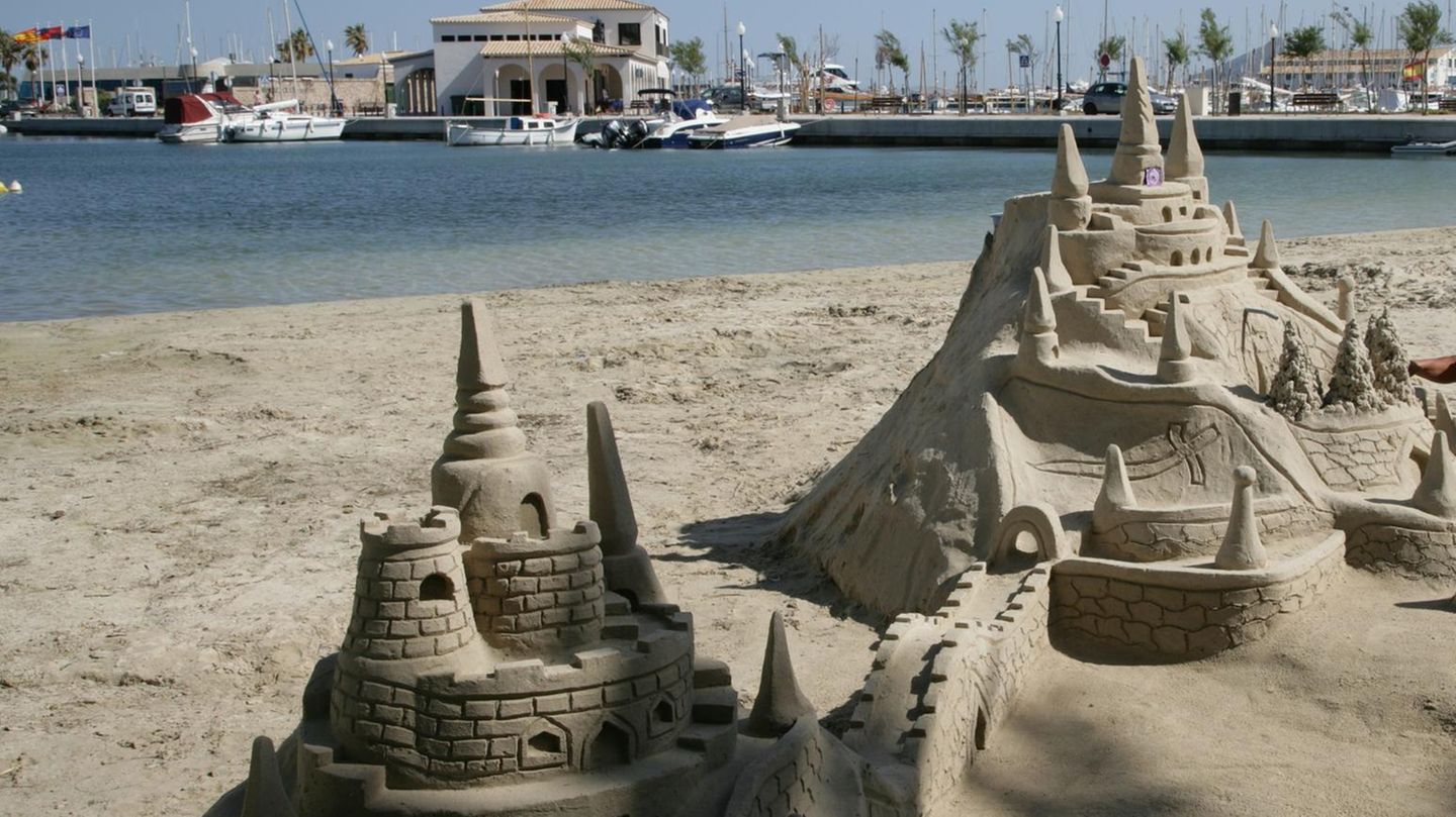 mallorca - deutscher tourist - sandburgen-bauer