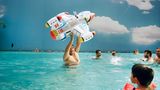 Brandenburg, Deutschland: Die Südsee, 60 Kilometer von Berlin entfernt. Im "Tropical Islands" ist das Wasser piwarm, so wie es sein soll. Und der Ferienflieger ist auch gerade am Abheben.