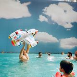 Brandenburg, Deutschland: Die Südsee, 60 Kilometer von Berlin entfernt. Im "Tropical Islands" ist das Wasser piwarm, so wie es sein soll. Und der Ferienflieger ist auch gerade am Abheben.