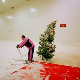 Shanghai, China: Zwei Lifte und 0,3 Pistenkilometer: In der "Yinqixing-Indoor-Skihalle" kann man richtig Gas geben. Wichtig: das passende Outfit, um sich von der Masse und dem Schnee abzuheben.