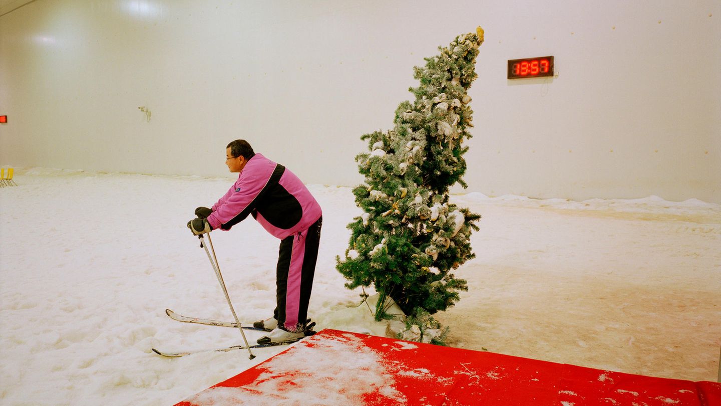 Shanghai, China: Zwei Lifte und 0,3 Pistenkilometer: In der "Yinqixing-Indoor-Skihalle" kann man richtig Gas geben. Wichtig: das passende Outfit, um sich von der Masse und dem Schnee abzuheben.