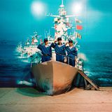 Shenzhen, China: Strammgestanden! Auf dem ausrangierten Flugzeugträger "Minsk" der Russen darf man mal nach Lust und Laune Krieg und Frieden spielen. Träumchen.