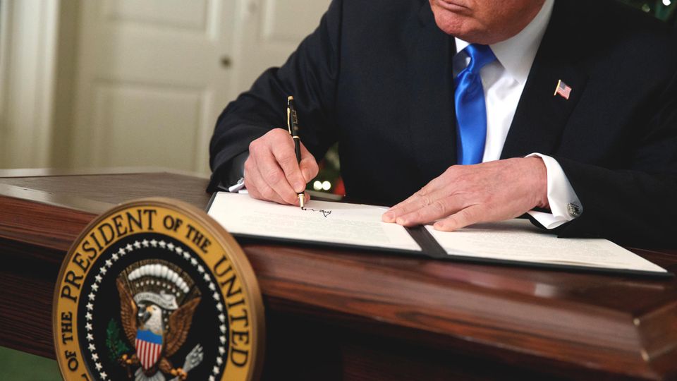 US-Präsident Donald Trump unterzeichnet im Weißen Haus in Washington ein Dokument