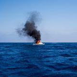 Nachdem die Flüchtlinge in Sicherheit gebracht wurden, brennen die Helfer die Boote ab – damit sie nicht wieder in die Hände von Schleusern fallen