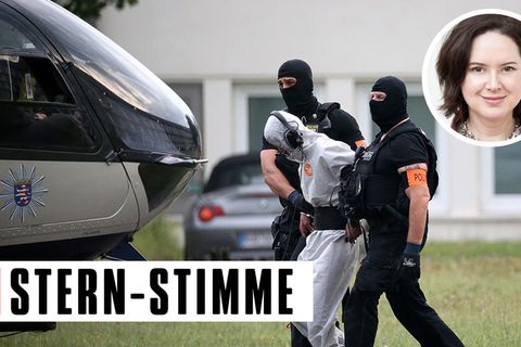 Ali B., der Tatverdächtige im Todesfall Susanna, wird von Polizisten zu einem Polizeihubschrauber gebracht