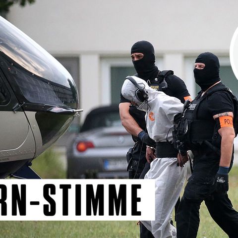 Ali B., der Tatverdächtige im Todesfall Susanna, wird von Polizisten zu einem Polizeihubschrauber gebracht