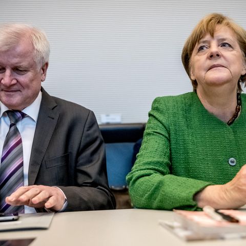 Angela Merkel neben Horst Seehofer