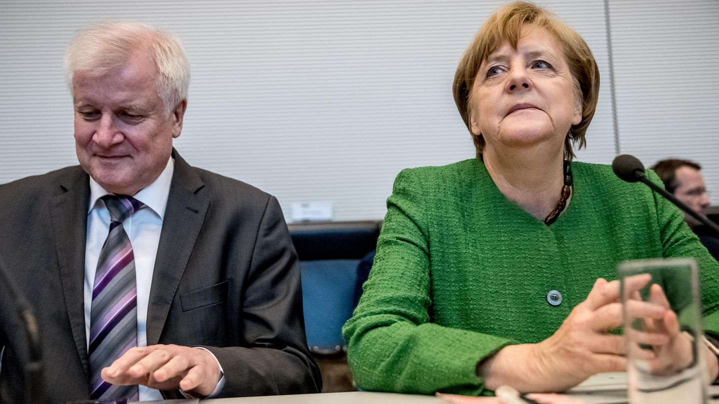 Angela Merkel neben Horst Seehofer
