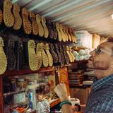 Wer sagt, dass Männer wenige Schuhe besitzen? Signor Ramella wählt ein passendes Paar Gummistiefel für den Tag