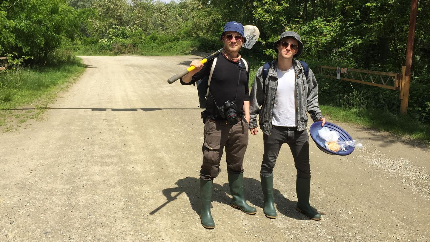 Fotograf Marcus Windus und Reporter Freddy Seeler sind bereit für ihren Tesla