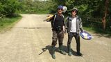 Fotograf Marcus Windus und Reporter Freddy Seeler sind bereit für ihren Tesla