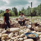 Schon wie er das Wort Gold ausspricht, klingt nach Abenteuer, Reichtum: "Oooro", sagt er mit seiner tiefen, rauchigen Stimme, das O etwas langgezogen. 