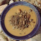 Die sprichwörtliche Nadel im Heuhaufen sind hier Goldflocken im Flussdreck 